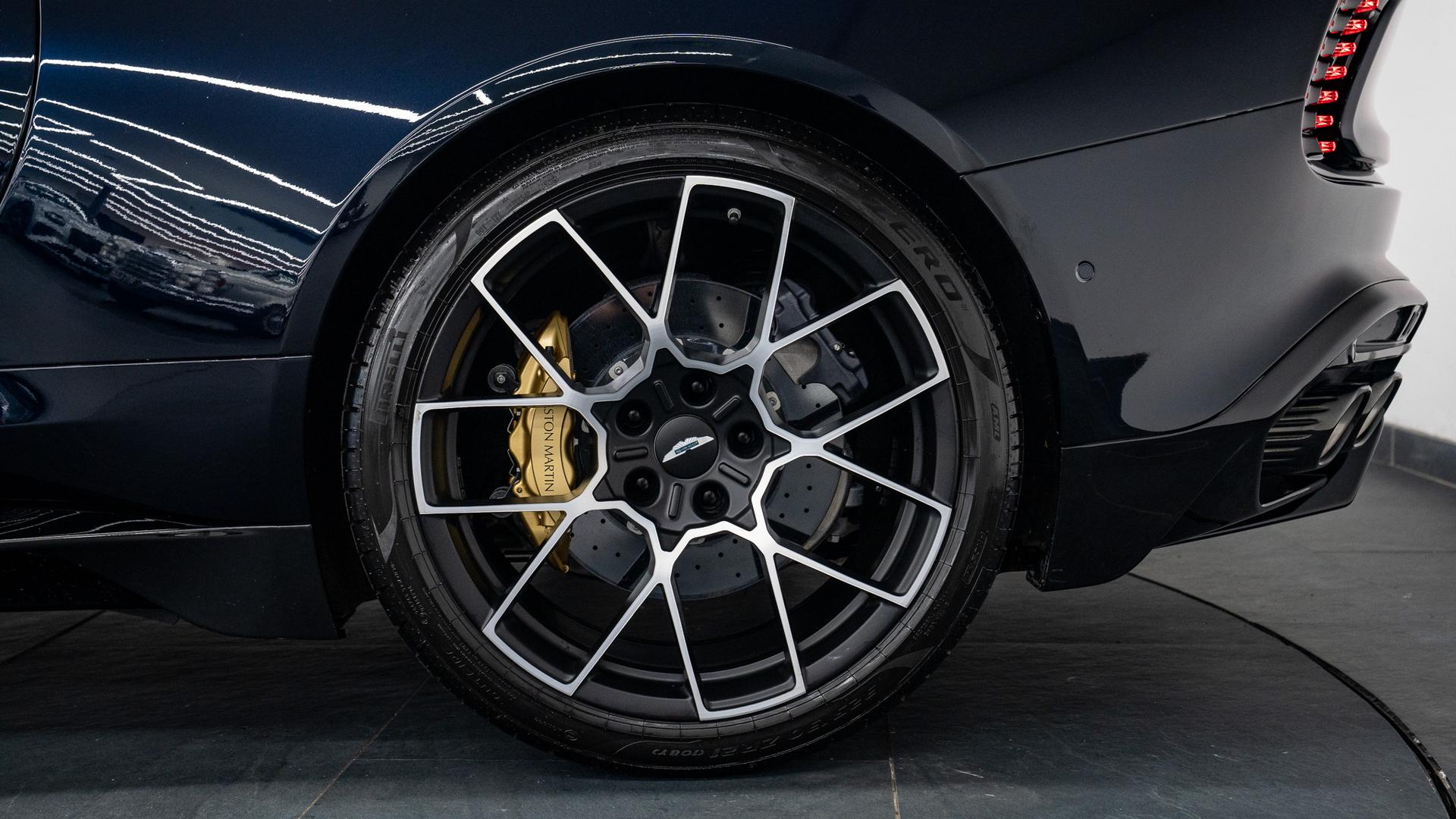 Aston Martin Vanquish Photo 3255675f-f608-47bc-91d0-71546f201a15.jpg