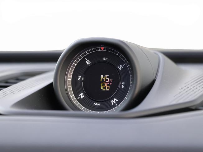 PORSCHE Cayenne Electric Photo 14