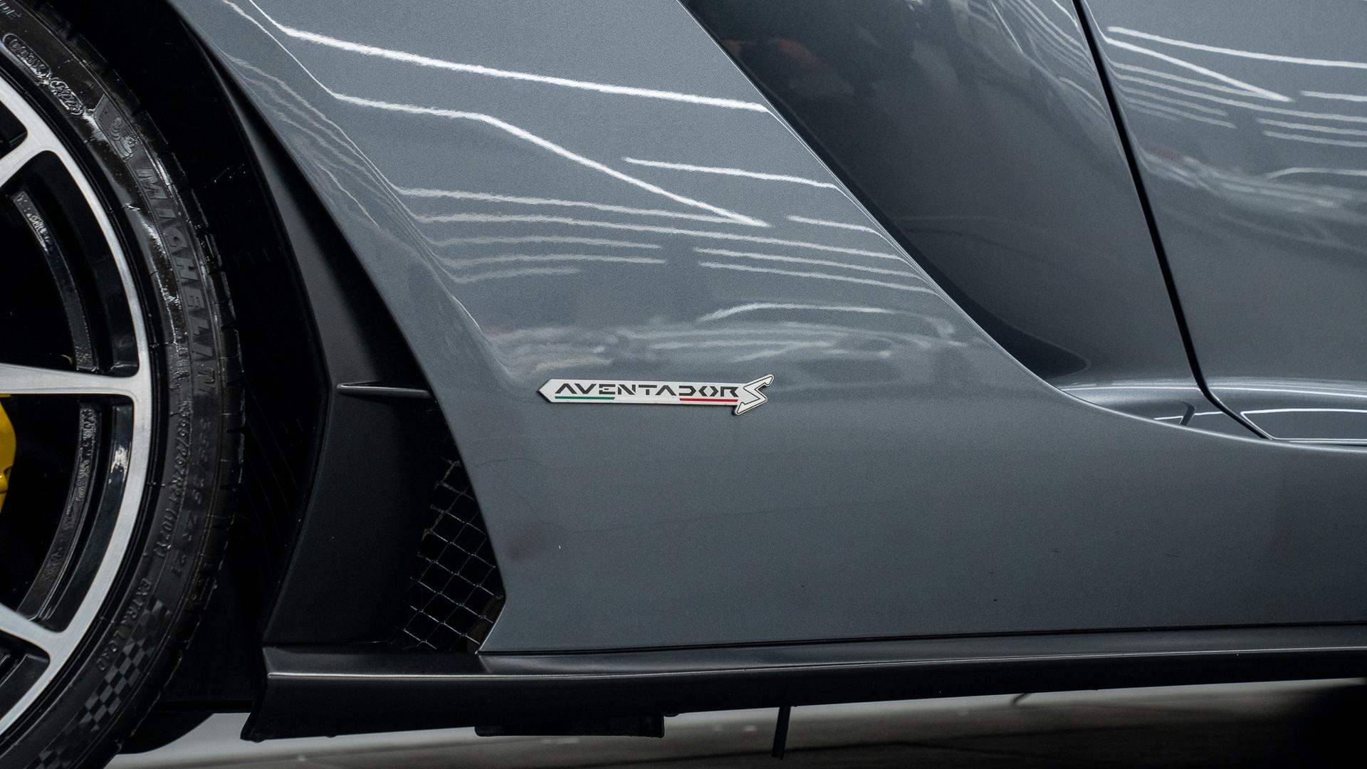 LAMBORGHINI Aventador Photo 32cee6f9-3110-4b04-8fed-4832cf344266.jpg