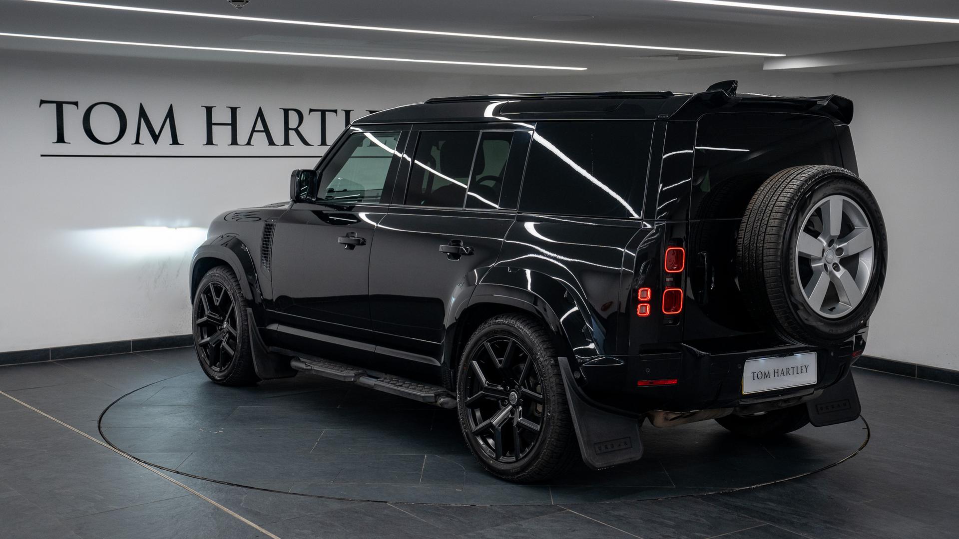 Land Rover Defender 110 Hard Top Photo 3303f0b8-c760-4cd6-83cf-98eab979bc40.jpg