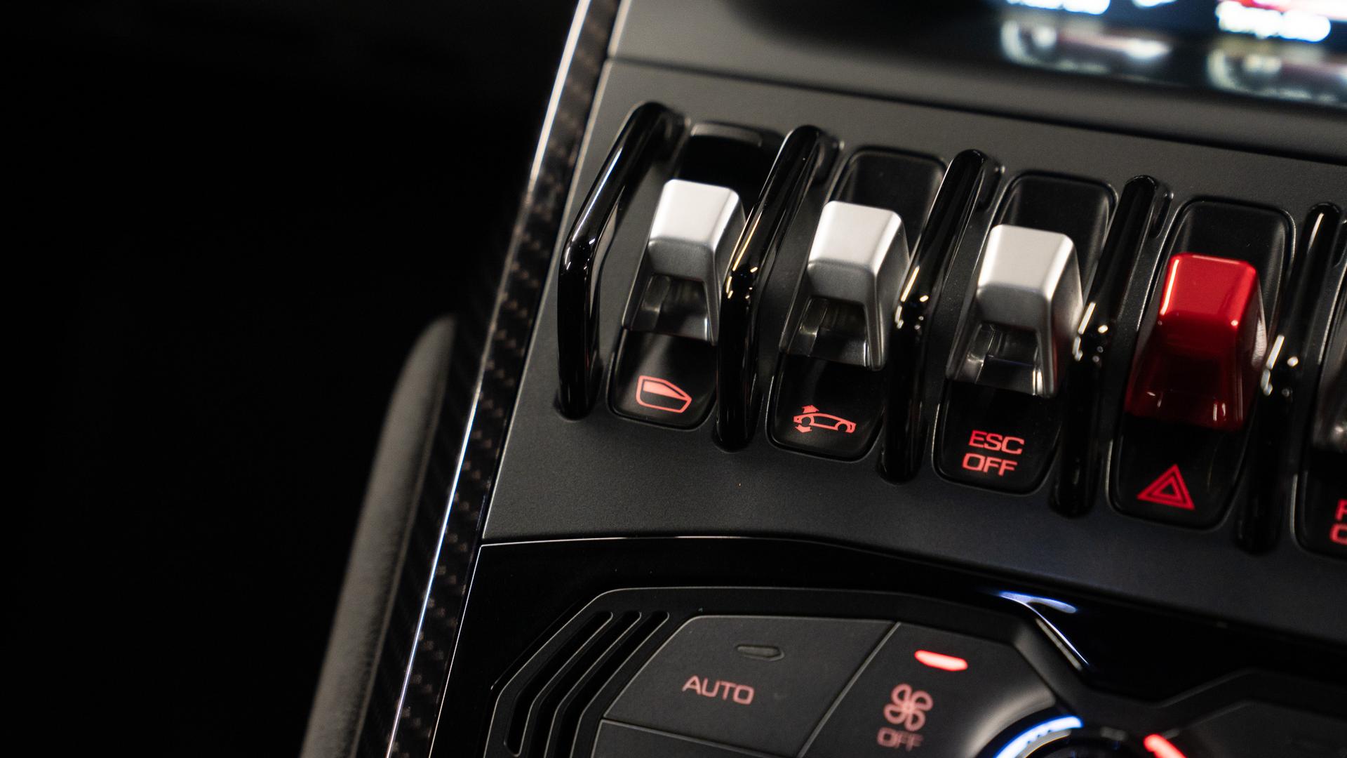 LAMBORGHINI Huracan Photo 33053a3c-9f75-45ce-954b-213a282d0ba5.jpg