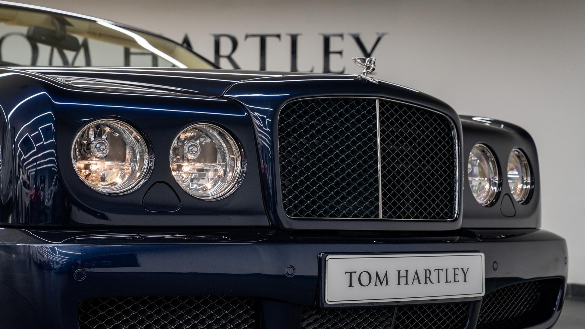 Bentley Azure Photo 331db22e-9835-4b0b-8fe0-66dbe1140f56.jpg