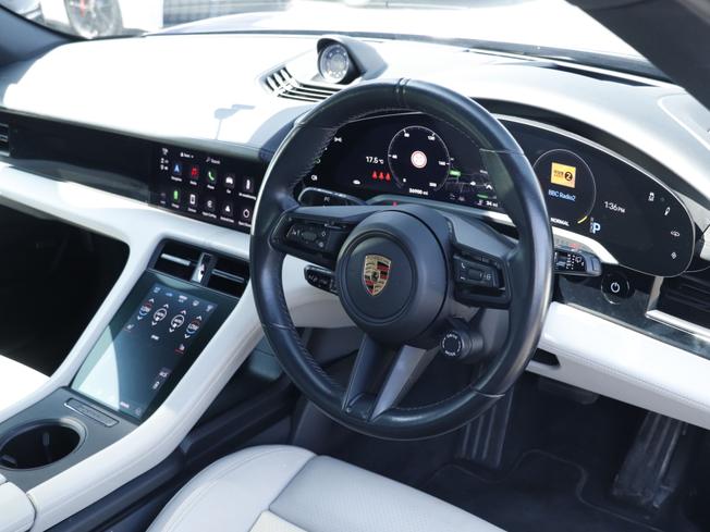 PORSCHE Taycan Photo 38