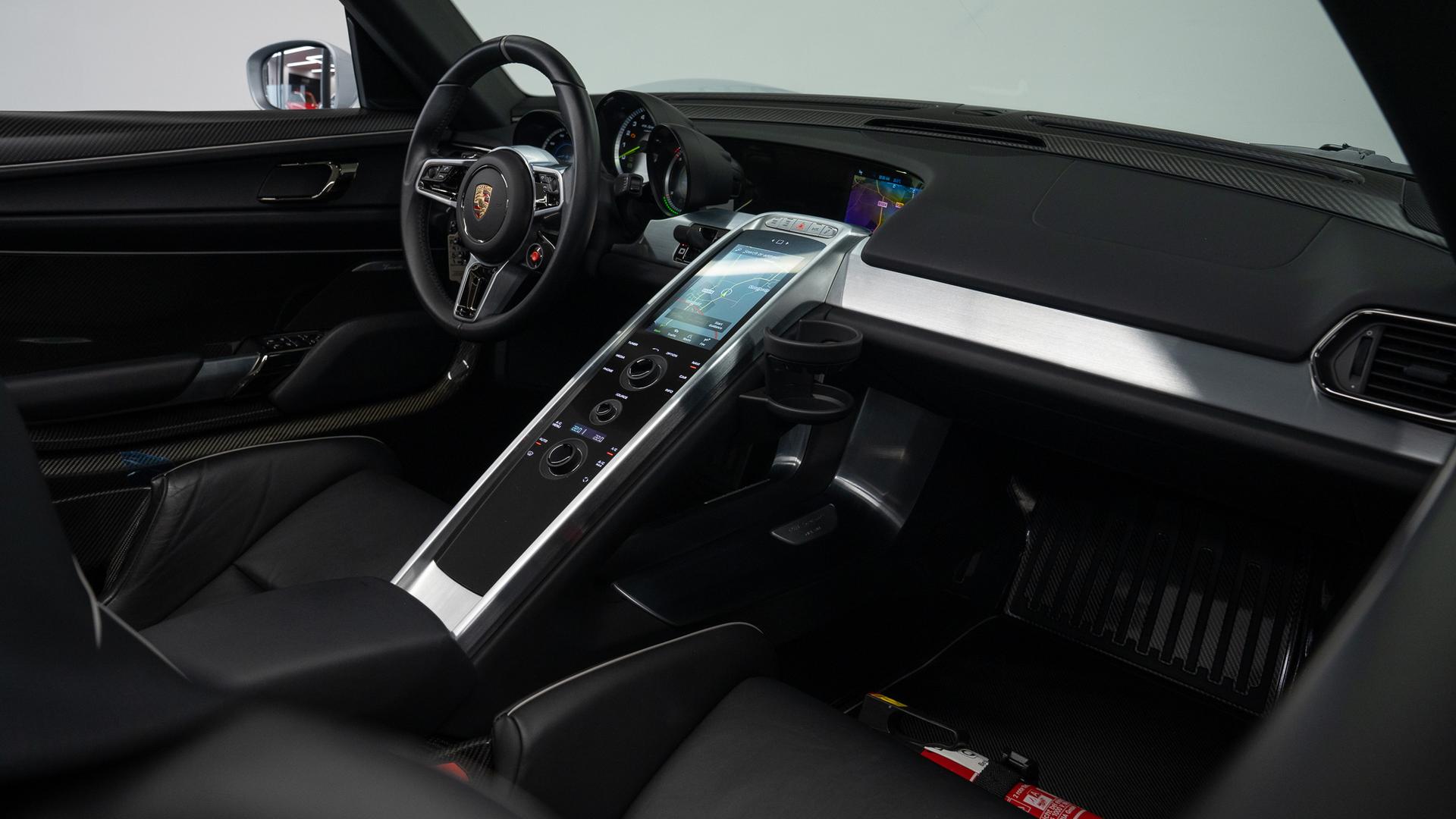 Porsche 918 Photo 33691210-ff02-4998-8d79-6064352101eb.jpg
