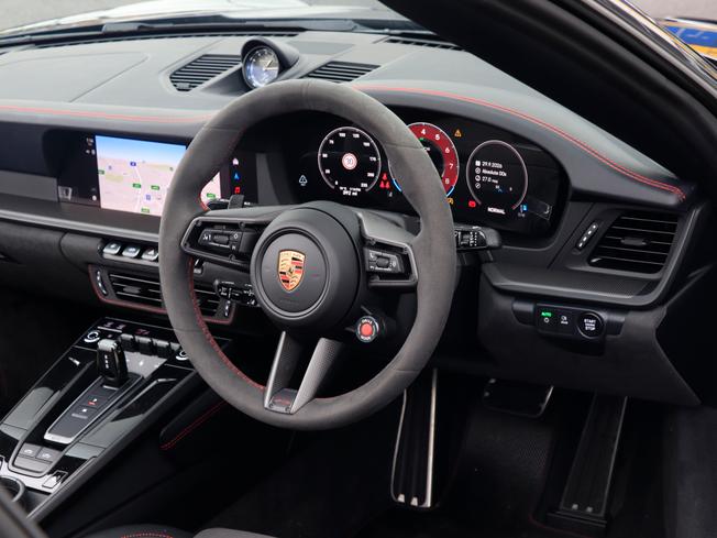 PORSCHE 911 Photo 17