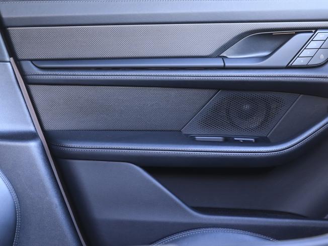 PORSCHE Taycan Photo 34