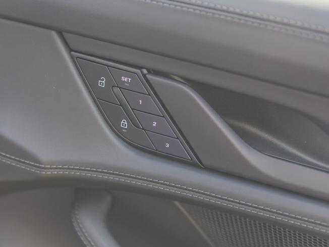 PORSCHE Taycan Photo 28