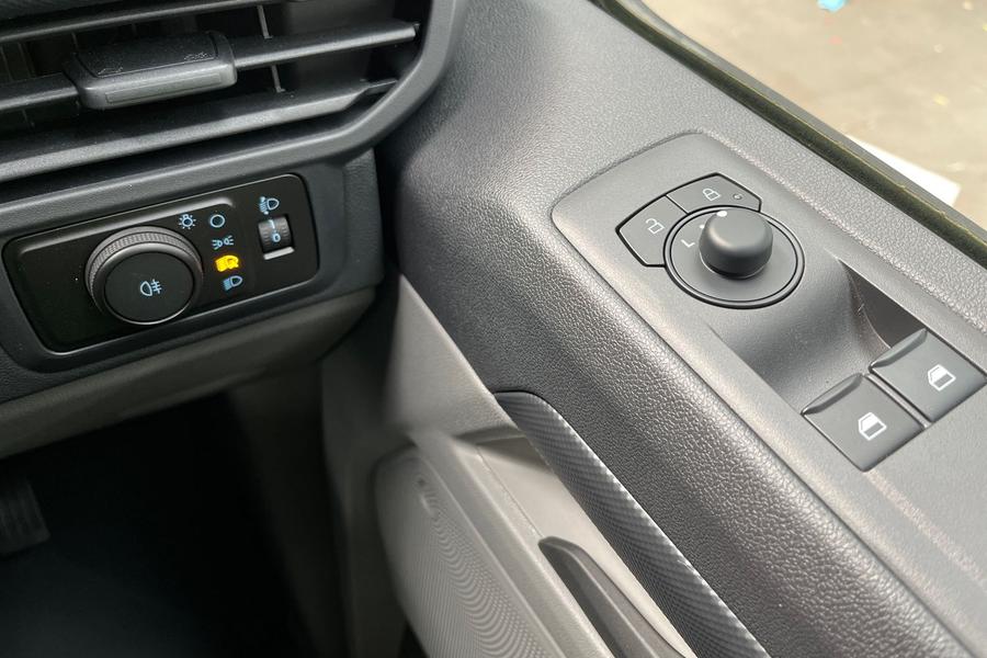 Ford TRANSIT CUSTOM Photo 33e38141-faee-4105-9fb0-c35c6b419280.jpg