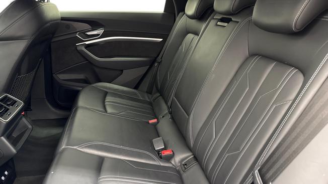 AUDI e-tron Photo 8