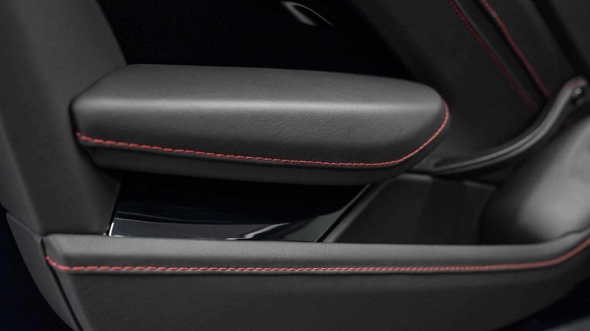Aston Martin Vantage Photo 34669599-e706-407e-bf35-e15cdec5e9c7.jpg