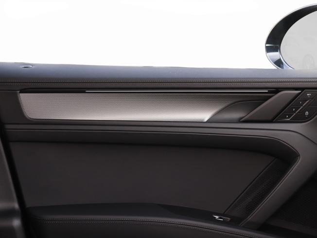 PORSCHE Cayenne Electric Photo 32
