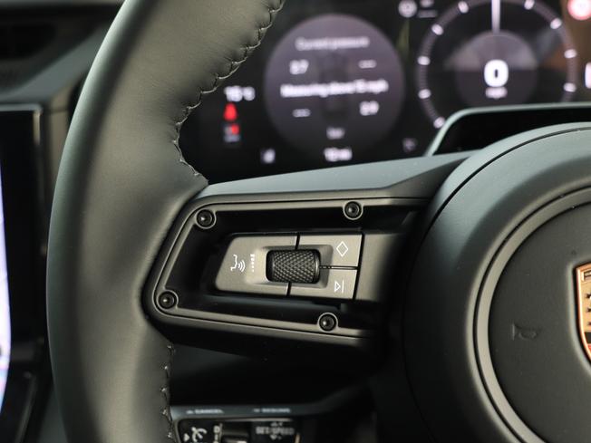 PORSCHE Cayenne Electric Photo 15
