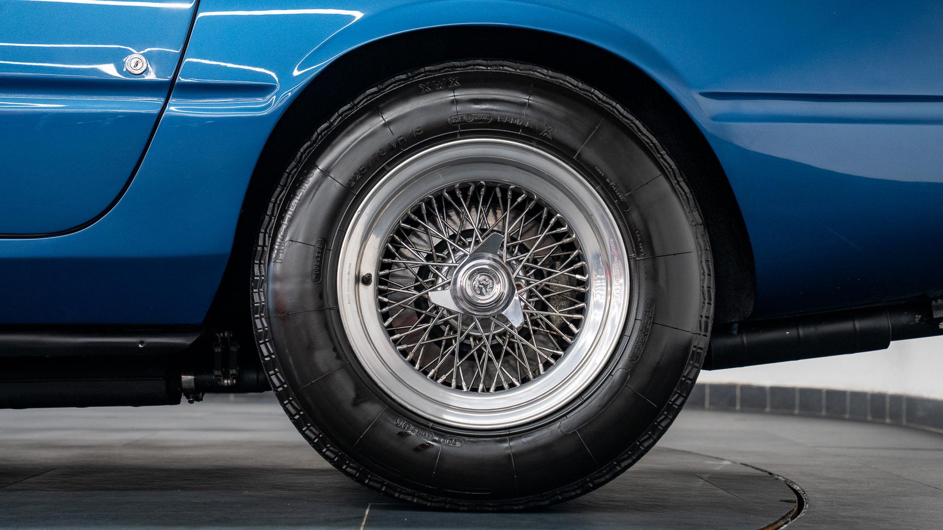 Ferrari 365 GTB/4 Daytona Photo 35a7cc7c-2e13-42d6-95ed-409a7d1d9675.jpg