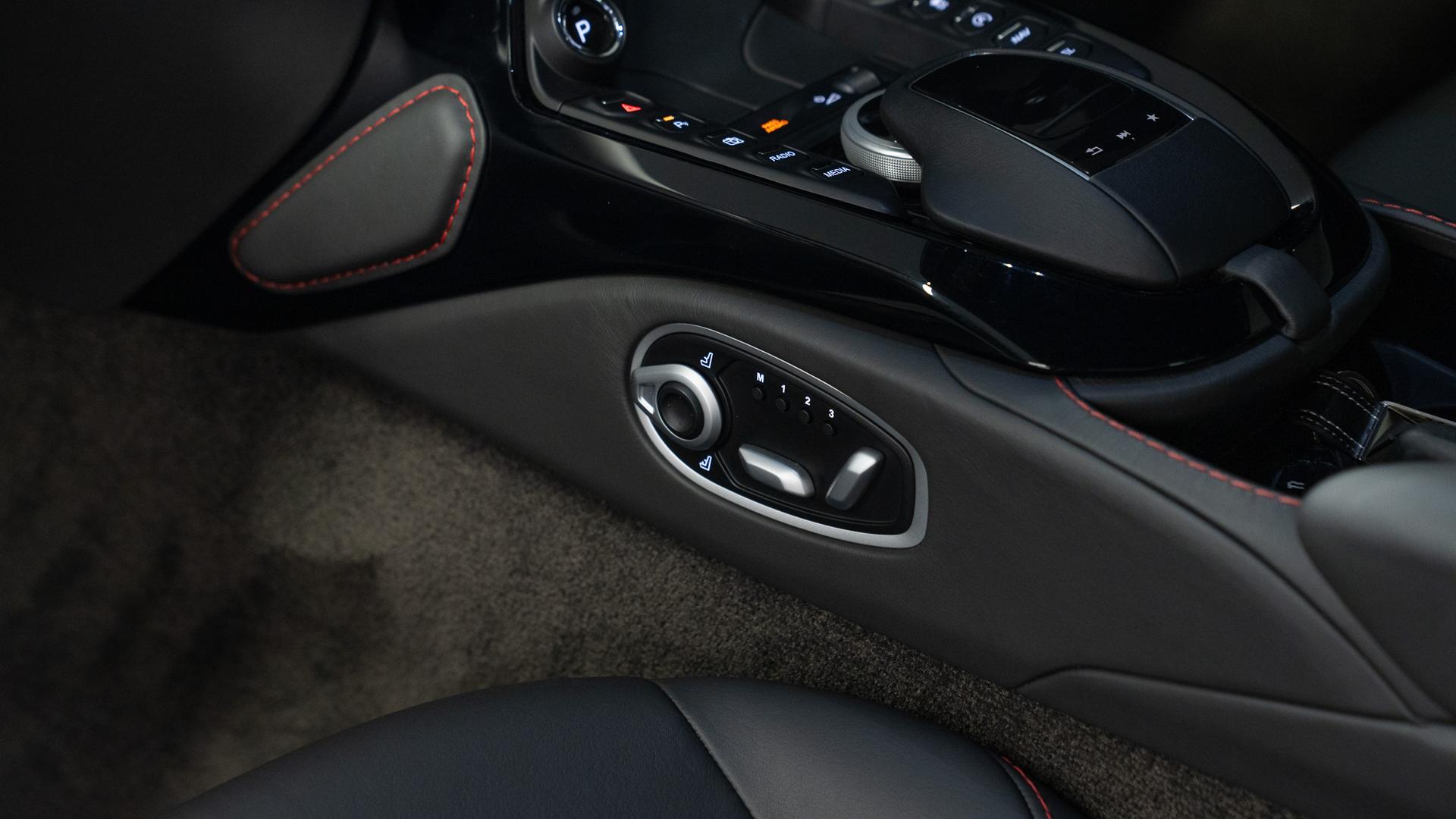 Aston Martin Vantage Photo 35b32f98-0029-4d5d-b390-6e0082fbad3e.jpg