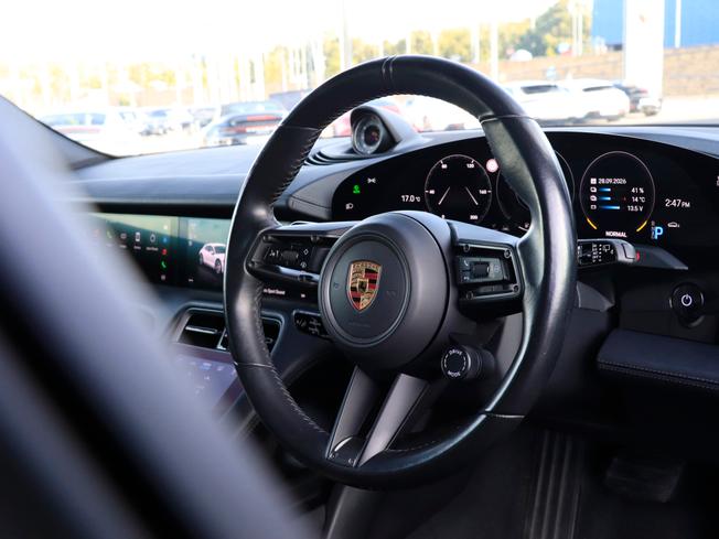 PORSCHE Taycan Photo 30
