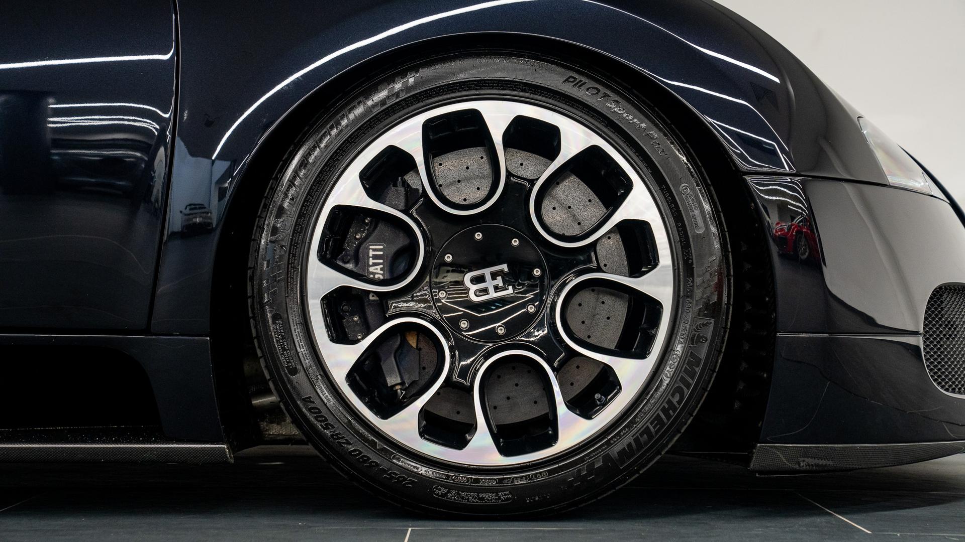 Bugatti Veyron Photo 35f9ce61-7d3f-4c3f-8ca0-c3117d8321b7.jpg