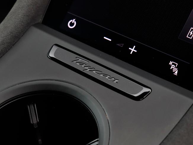 PORSCHE Taycan Photo 16