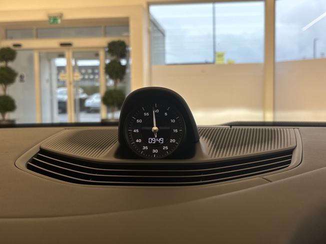 PORSCHE Taycan Photo 18