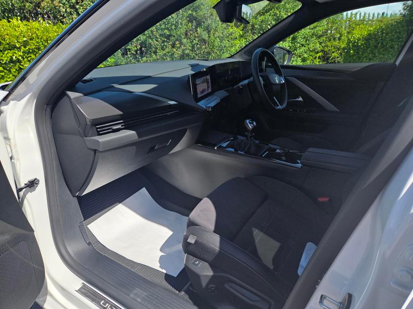 Vauxhall Astra Photo 36f18976-6070-4926-9a86-60702697c051.jpg