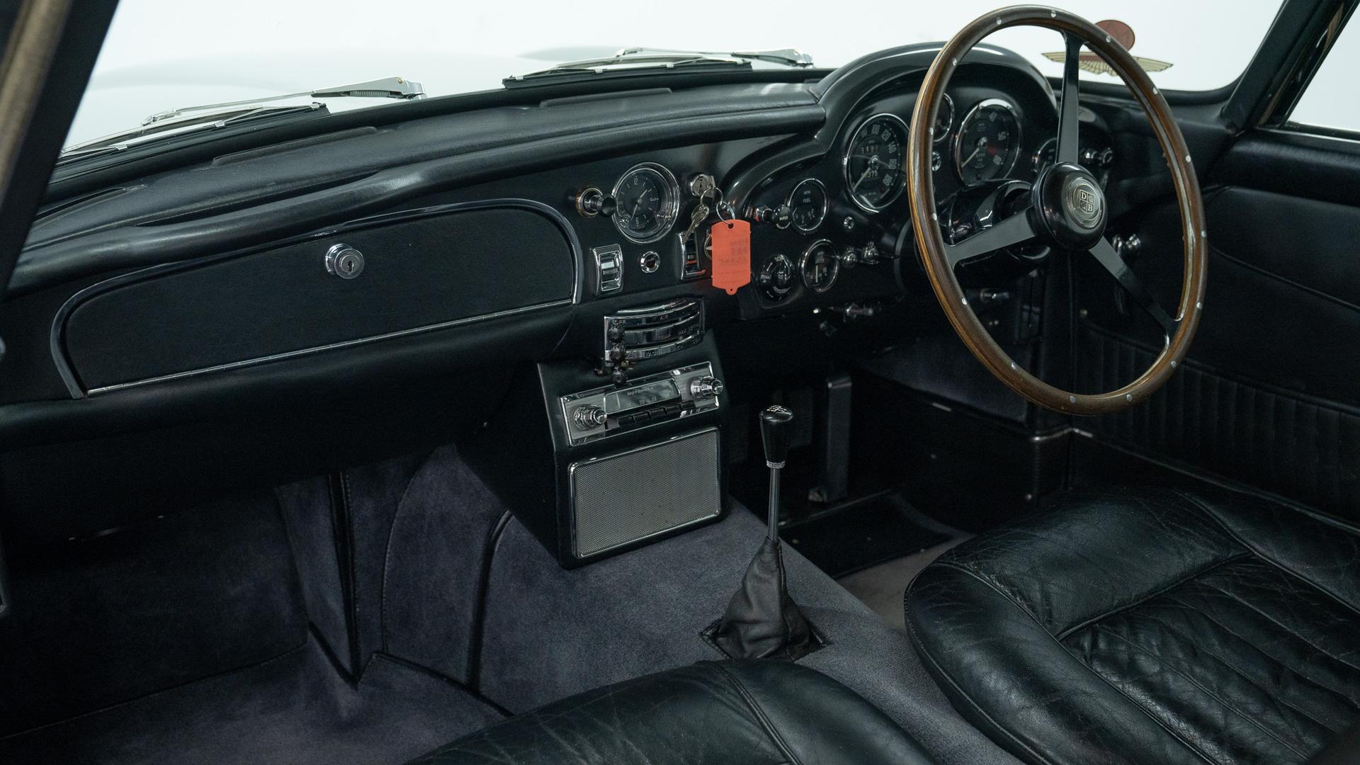 Aston Martin DB5 Photo 374a81b7-0768-458c-bc9f-f38a5fb2bd67.jpg