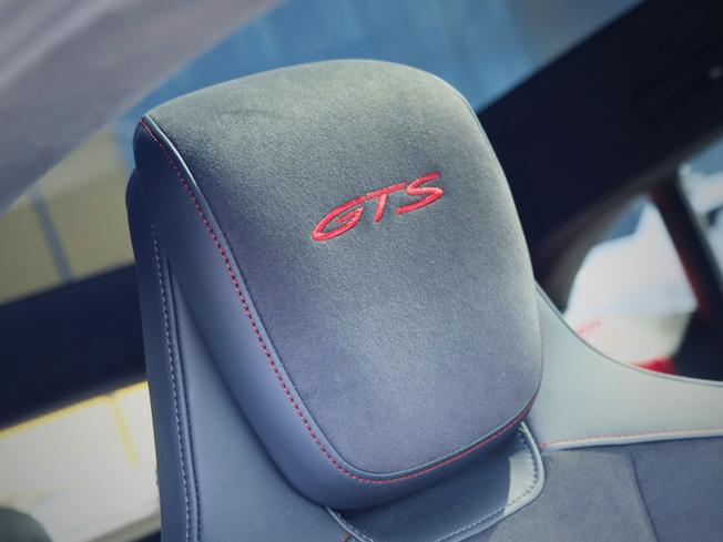 PORSCHE Taycan Photo 24