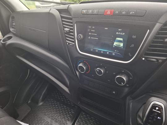 Iveco DAILY LWB AUTO Photo