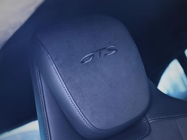 PORSCHE Taycan Photo 23
