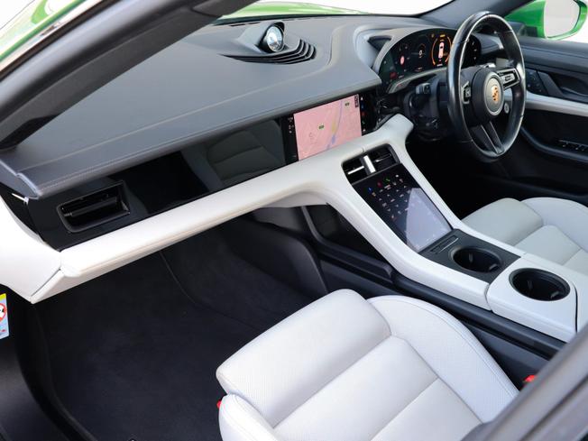 PORSCHE Taycan Photo 3
