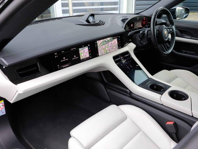 PORSCHE Taycan Photo 3