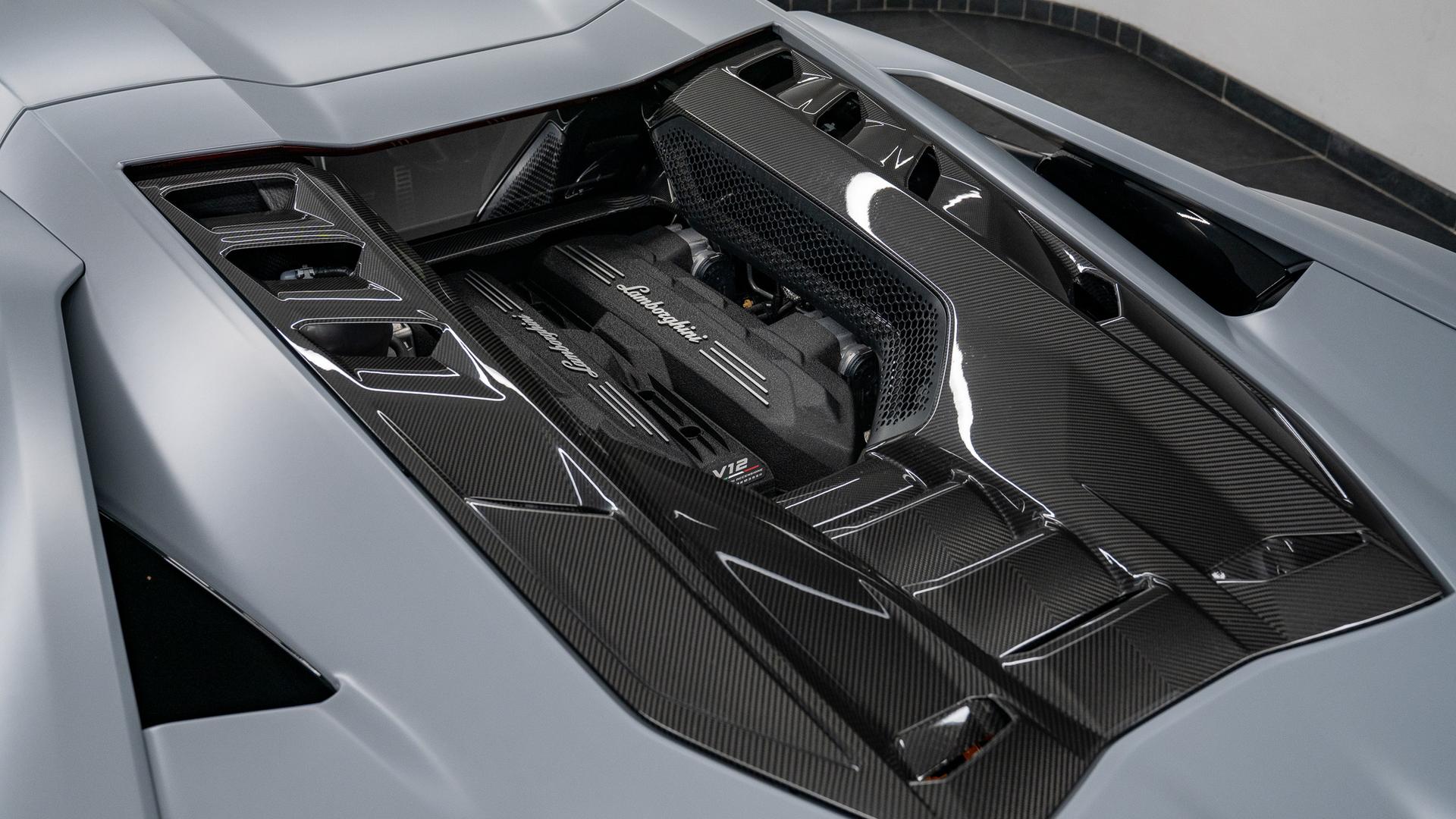 LAMBORGHINI Revuelto Photo 37b31e30-61dc-4344-9b48-e42f10b51ed6.jpg