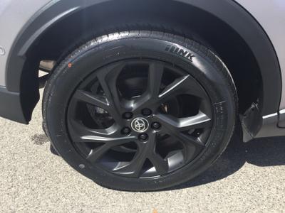 Toyota C-HR Photo 16