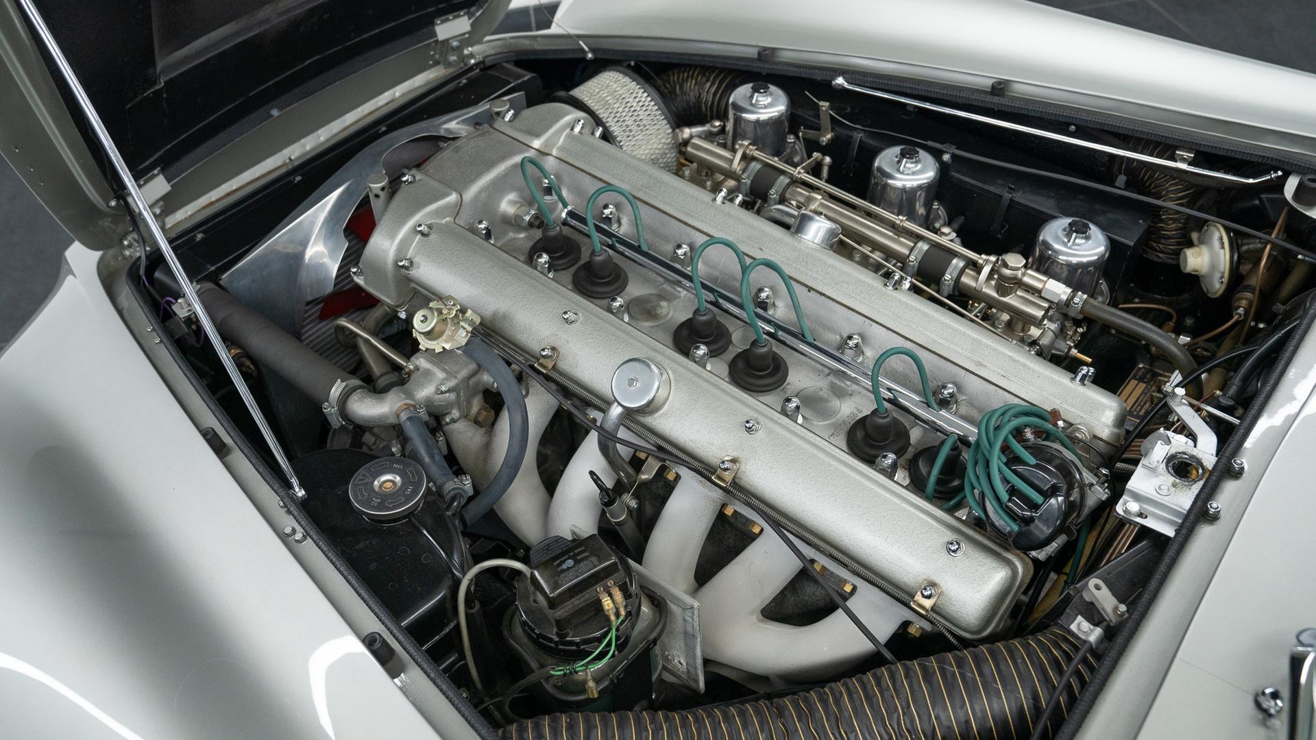 Aston Martin DB5 Photo 37d56e77-2950-450c-8d2e-fadc74723eee.jpg