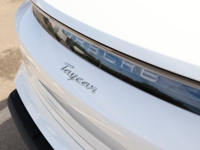 PORSCHE Taycan Photo 14