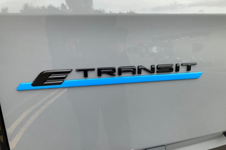 Ford E-TRANSIT CUSTOM Photo 38117185-ea81-489e-bce8-82ad12227266.jpg