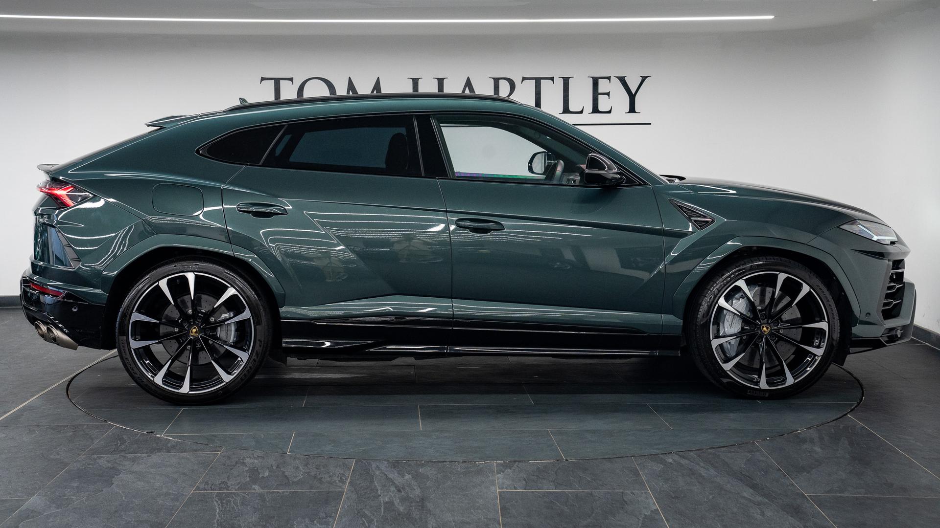 LAMBORGHINI Urus Photo 38652023-e424-41cd-9207-4b73413e7e15.jpg
