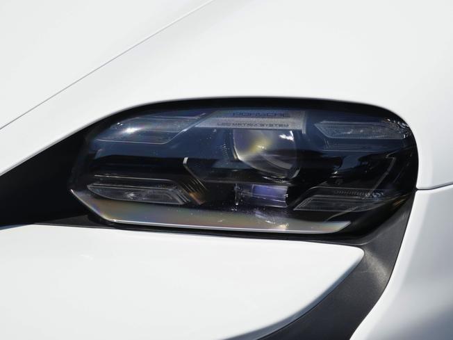 PORSCHE Taycan Photo 11