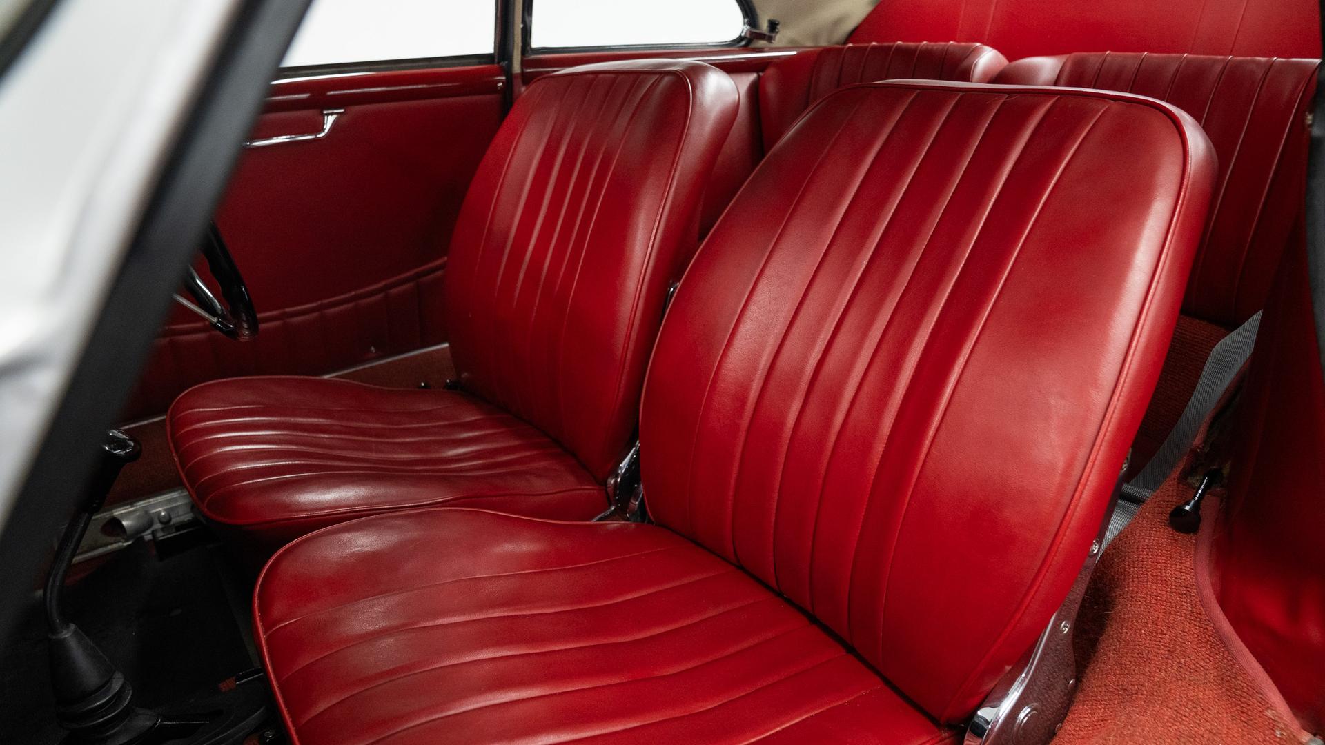Porsche 356B Photo 3893265e-223e-41ef-a253-7d3c646e645e.jpg