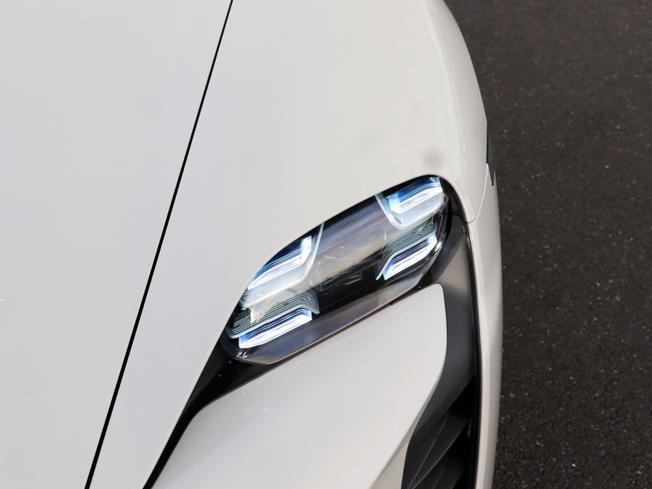 PORSCHE Taycan Photo 9