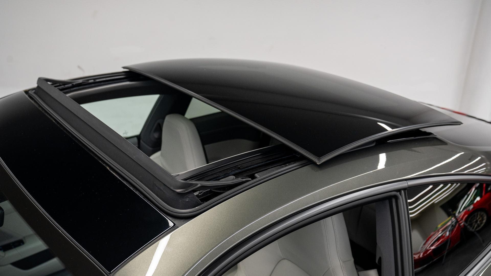 Porsche 911 Photo 391eee4e-a8b8-4d4e-b26b-a7821f642b65.jpg