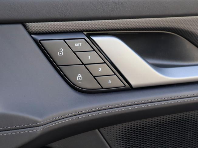 PORSCHE Taycan Photo 19