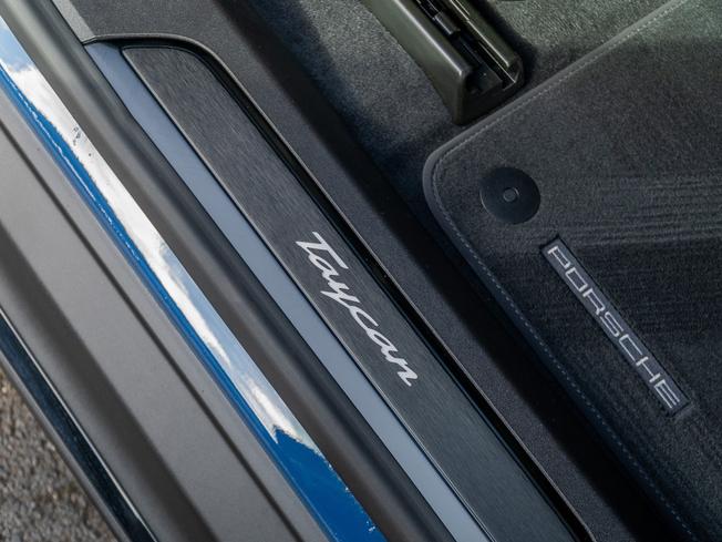 PORSCHE Taycan Photo 18