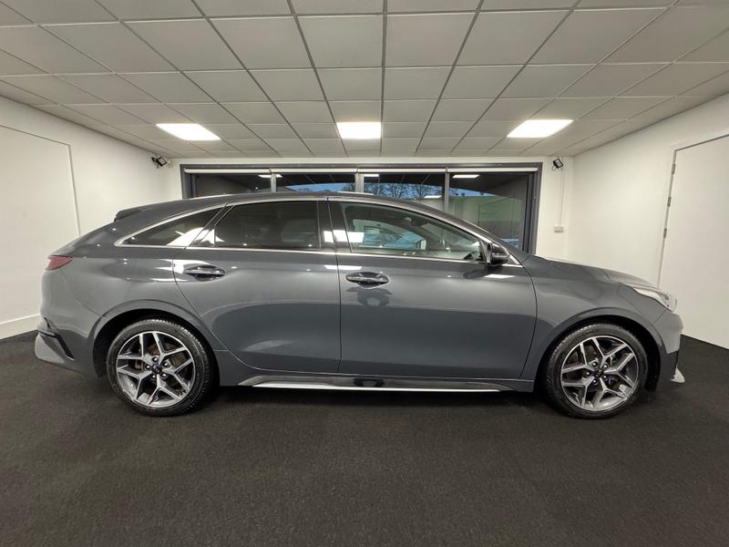 Kia ProCeed Photo 39ede45e-910e-4bf9-8caf-c69e7937e315.jpg