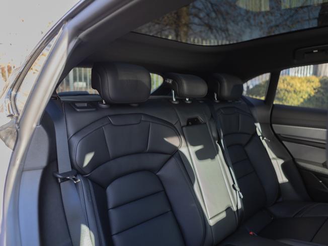 PORSCHE Taycan Photo 8