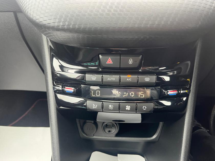 Peugeot 2008 Photo 39f636ed-b356-469e-982c-bff77b1a6c9c.jpg
