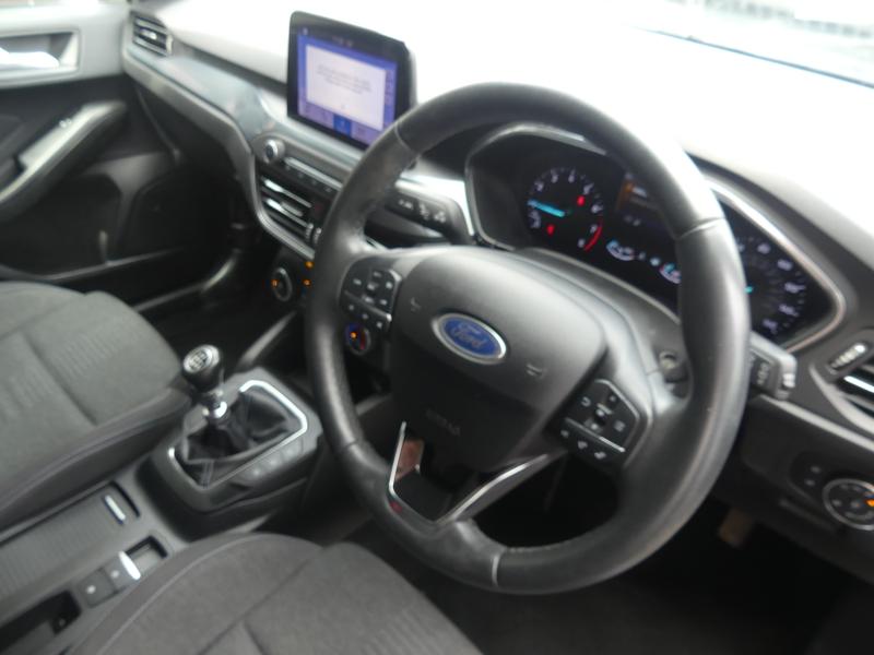 Ford Focus Photo 3a21656e-2b95-44cf-a024-11fe9a22667f.jpg
