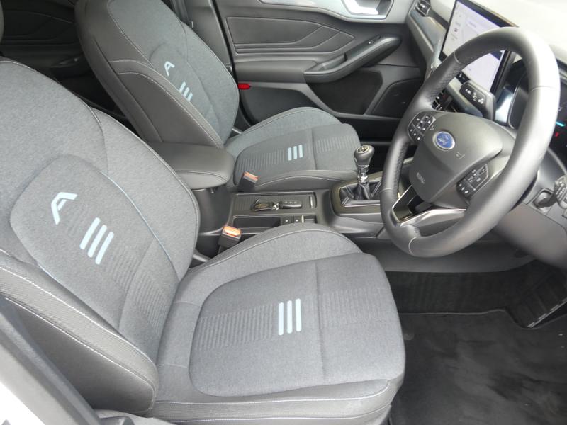 Ford Focus Photo 3a26cbea-e7e1-4e19-8e50-c00352b97251.jpg