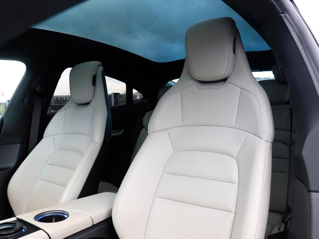 Porsche TAYCAN Photo 9