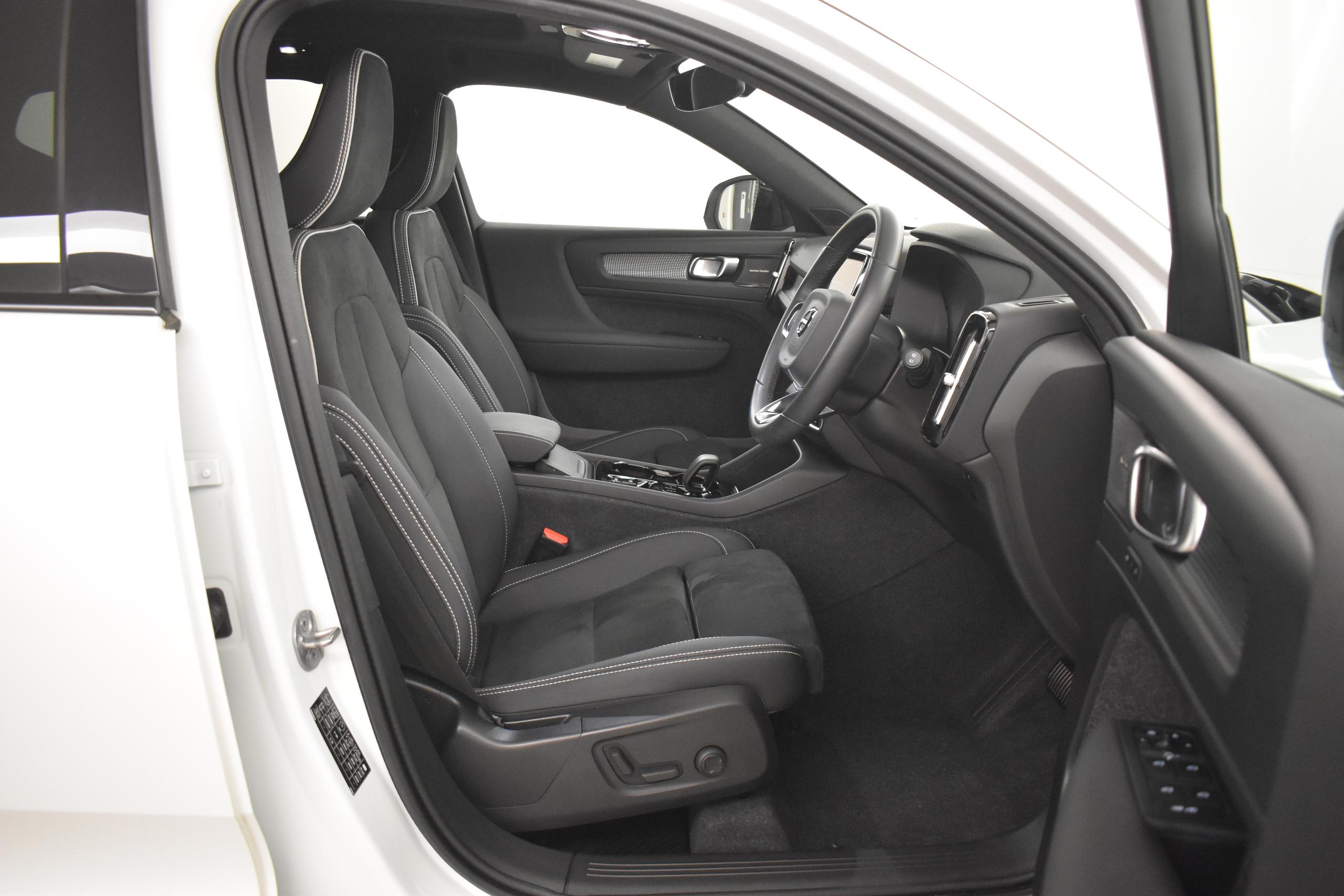 2023 VOLVO XC40 2.0 B4P Ultimate Dark 5dr Auto - vehicle photo 23 for sale on PureCar