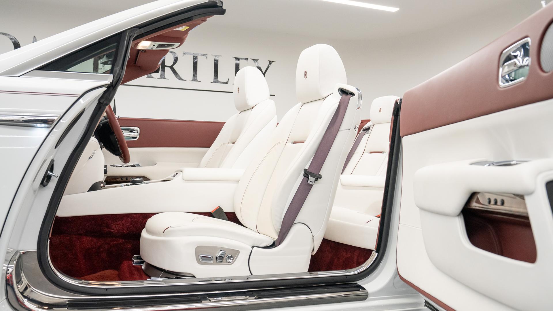 Rolls-Royce Dawn Photo 3b47cac9-35fb-43d6-8f60-c7e8eb10604c.jpg