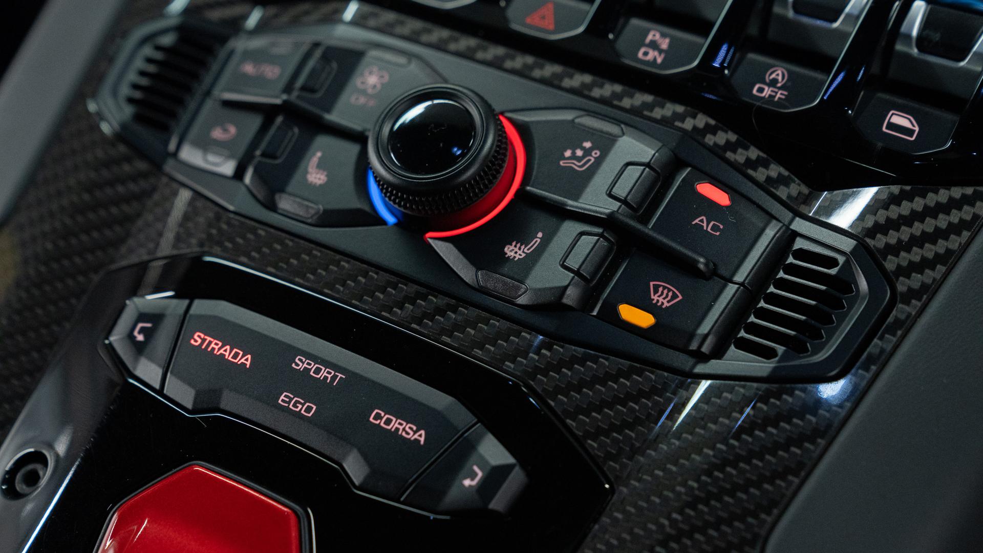 LAMBORGHINI Aventador Photo 3b670a3a-bfe7-49bb-a2cb-1fb821fe879d.jpg
